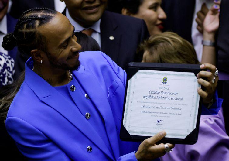 Lewis Hamilton recebe o título em cerimônia na Câmara dos Deputados em Brasília (Reuters/Adriano Machado/Direitos Reservados)