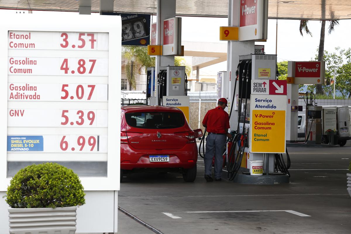 Motoristas que foram ontem abastecer seus veículos se surpreenderam com os aumentos aplicados nos combustíveis em apenas uma semana e ainda mais com as diferenças de valores encontradas nos postos da cidade (Gustavo Tilio)