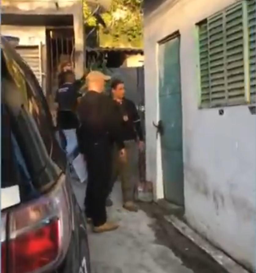 Policiais em imóvel para cumprir mandados de busca e apreensão e de prisão: investigação prossegue (Captura de imagens)
