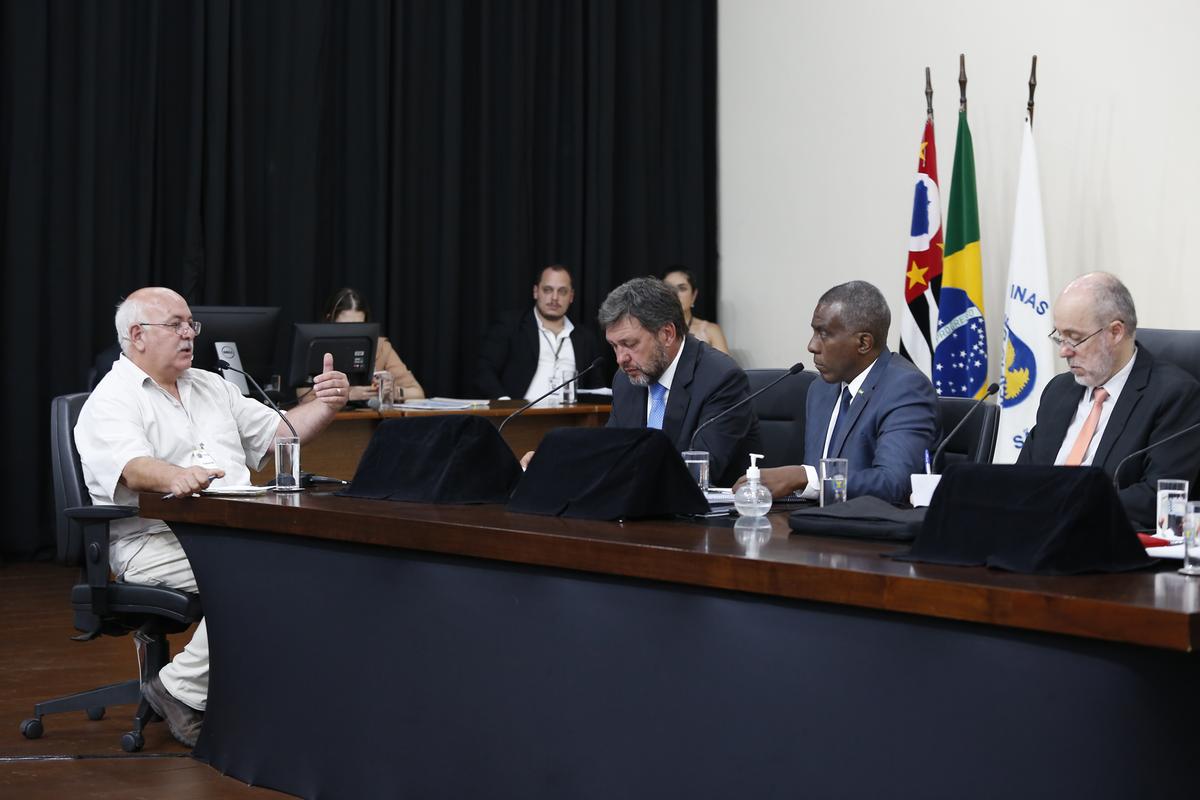 Observado pelos membros da CPI, Luiz Cirilo, Major Jaime e Paulo Gaspar, o diretor técnico Alexandre Rocha da TV Costa Norte (de branco à esquerda) presta depoimento na Câmara (Gustavo Tilio)