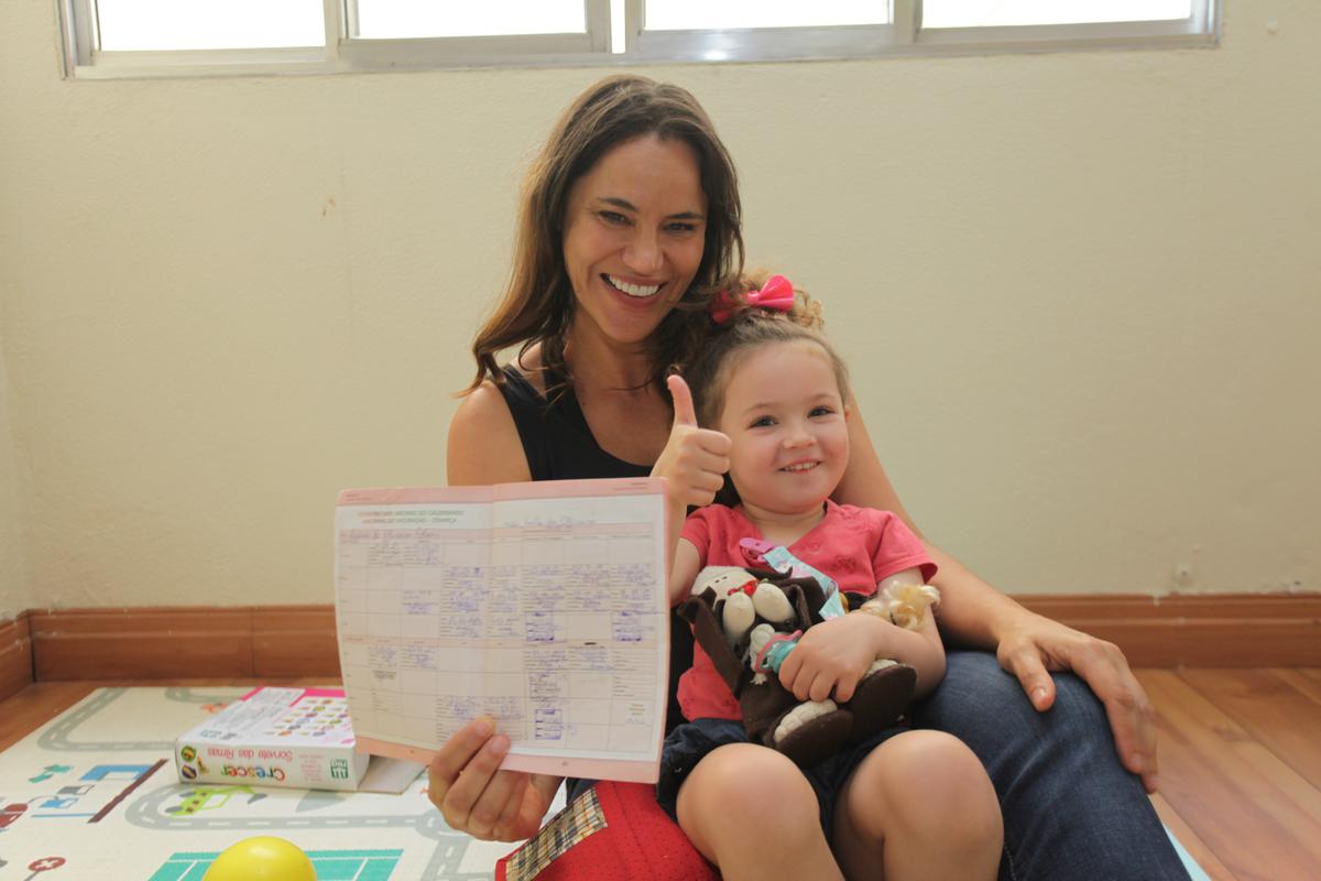 Jornalista Leila de Oliveira mantém atualizada a carteira de vacinação da filha Luana, de 3 anos e meio (Rodrigo Zanotto)
