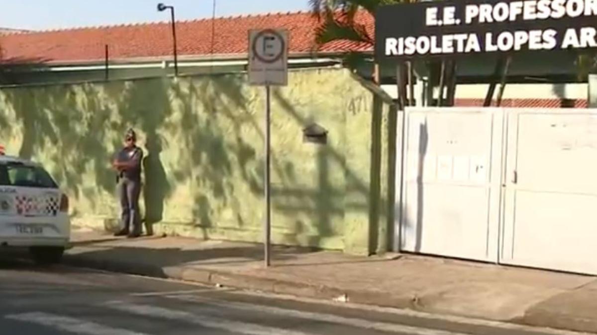 Policial Militar em frente à escola estadual, em Americana, onde ocorreu o crime envolvendo os dois adolescentes (Captura de imagens)