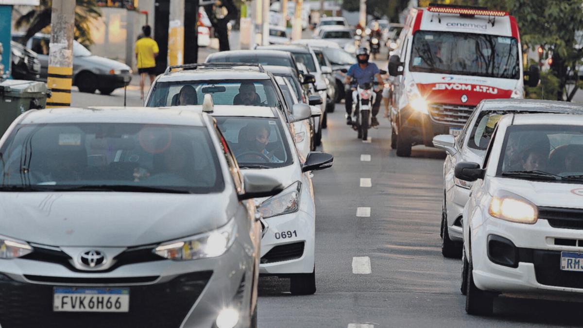 Trânsito congestionado na Avenida Albino J. B. de Oliveira no Distrito de Barão Geraldo, no final da tarde de ontem: congestionamentos são comuns e constantes nos horários de pico (Gustavo Tilio)