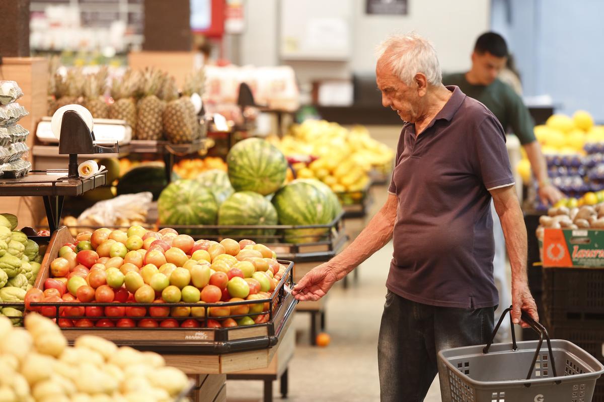 O aposentado Benedito Eugênio se assusta com o preço do tomate e desiste de levar o produto para casa (Gustavo Tilio)