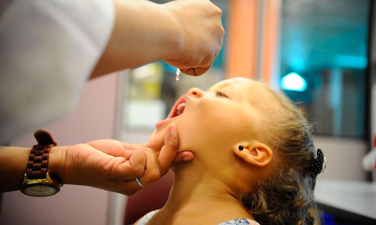 Criança recebe a vacina contra a poliomelite: em 2015, a cobertura vacinal contra a doença em Campinas foi de 101,7%; em 2021, atingiu 82,8% (Tomaz Silva/Agêcia Brasil)