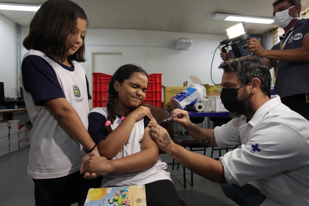 Amigas Sophia Gomes e Giovana dos Santos, ambas de 9 anos, deram apoio uma a outra durante a vacinação (Rodrigo Zanotto)