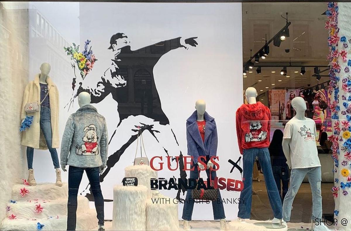 Foto da vitrine com uma enorme reprodução de um dos grafites de Banksy. (Reprodução/ Instagram/ Banksy)