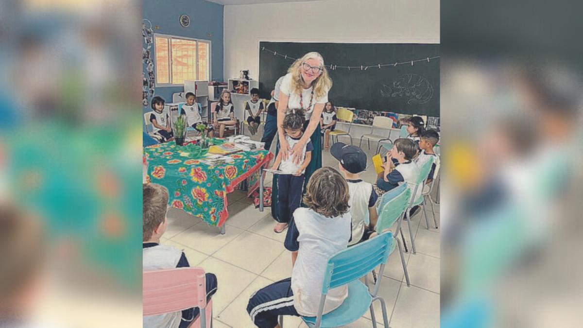 Margareth Brandini Park em entrega de livros às crianças de uma escola: ação de conscientização ambiental e incentivo à leitura (Arquivo pessoal)