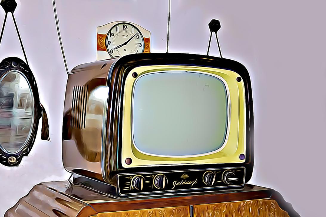 Uma história em evolução: dos aparelhos grandes e pesados às telas fininhas e modernas, a TV continua sendo a queridinha dos brasileiros (Reprodução)