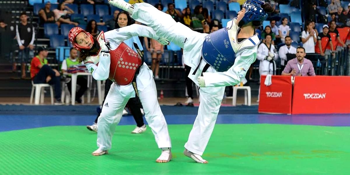 Larissa Pirola (à direita) já participou de campeonato mundial e briga para retornar à seleção brasileira; (Divulgação)