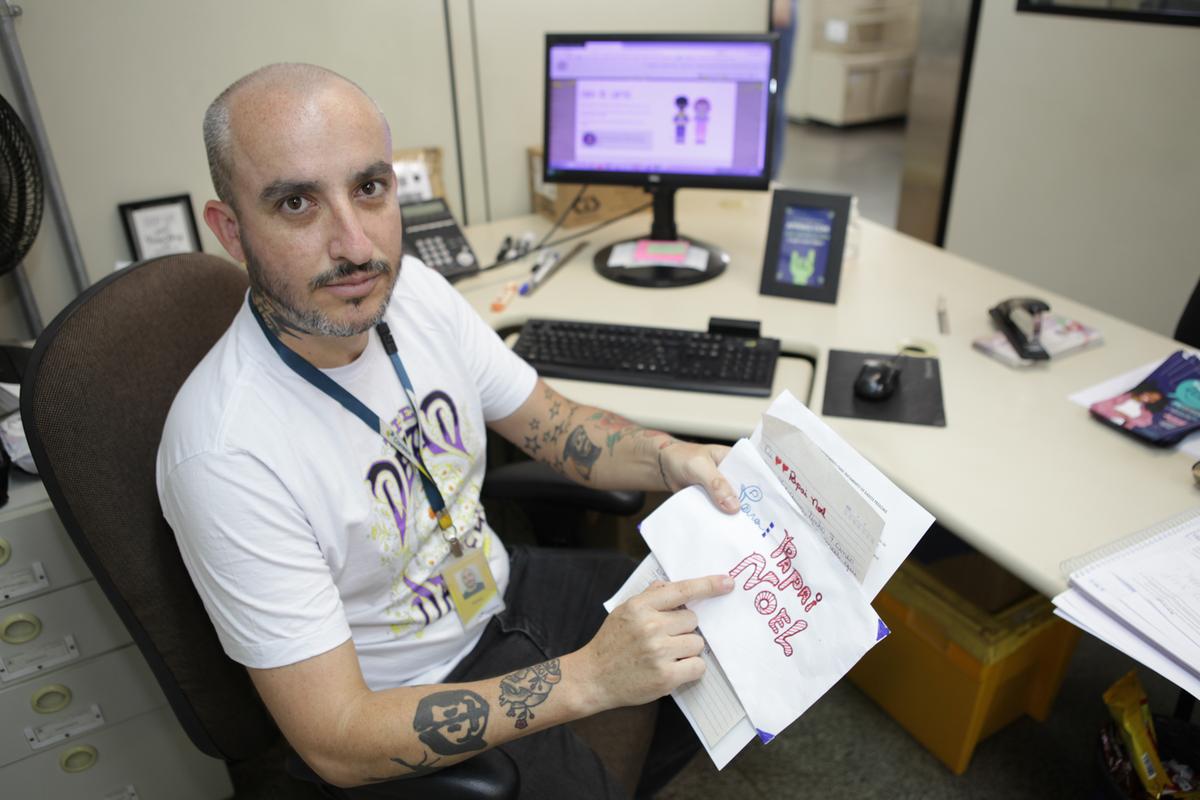O gestor da agência dos Correios do Centro de Campinas, Rafael Blattner, mostra algumas cartinhas que depois são cadastradas no Blog do Noel (Rodrigo Zanotto)