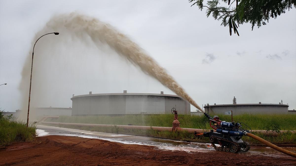 Além de acessar locais onde os bombeiros e os caminhões-taque não conseguem alcançar, um dos veículos tem capacidade para lançar 32 mil litros de água por minuto (Divulgação)