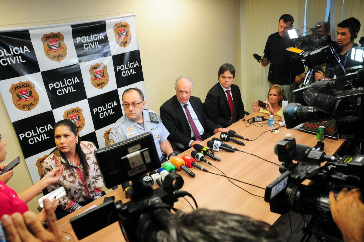 A delegada titular da Deic de Piracicaba, Juliana Ricci, (à esq.) durante a coletiva com a imprensa sobre o caso (Mateus Medeiros)
