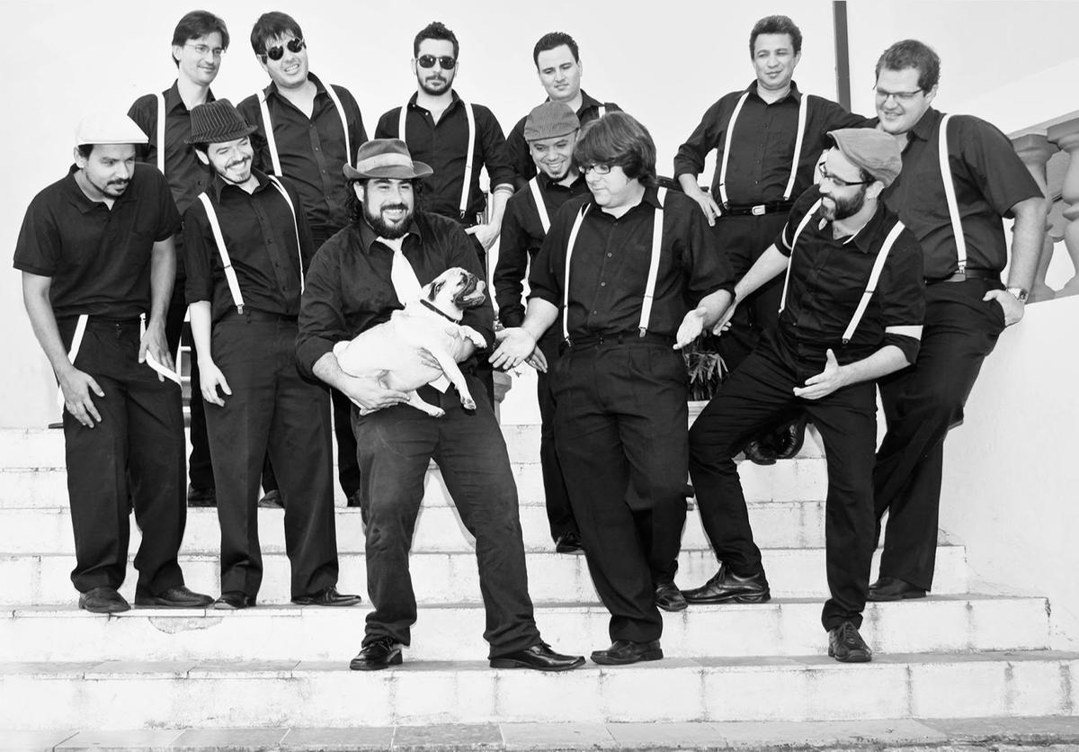 Os músicos da Big Band Na Gaveta já estão preparados para a apresentação que pretende agradar os fãs do blues (Débora Branco)
