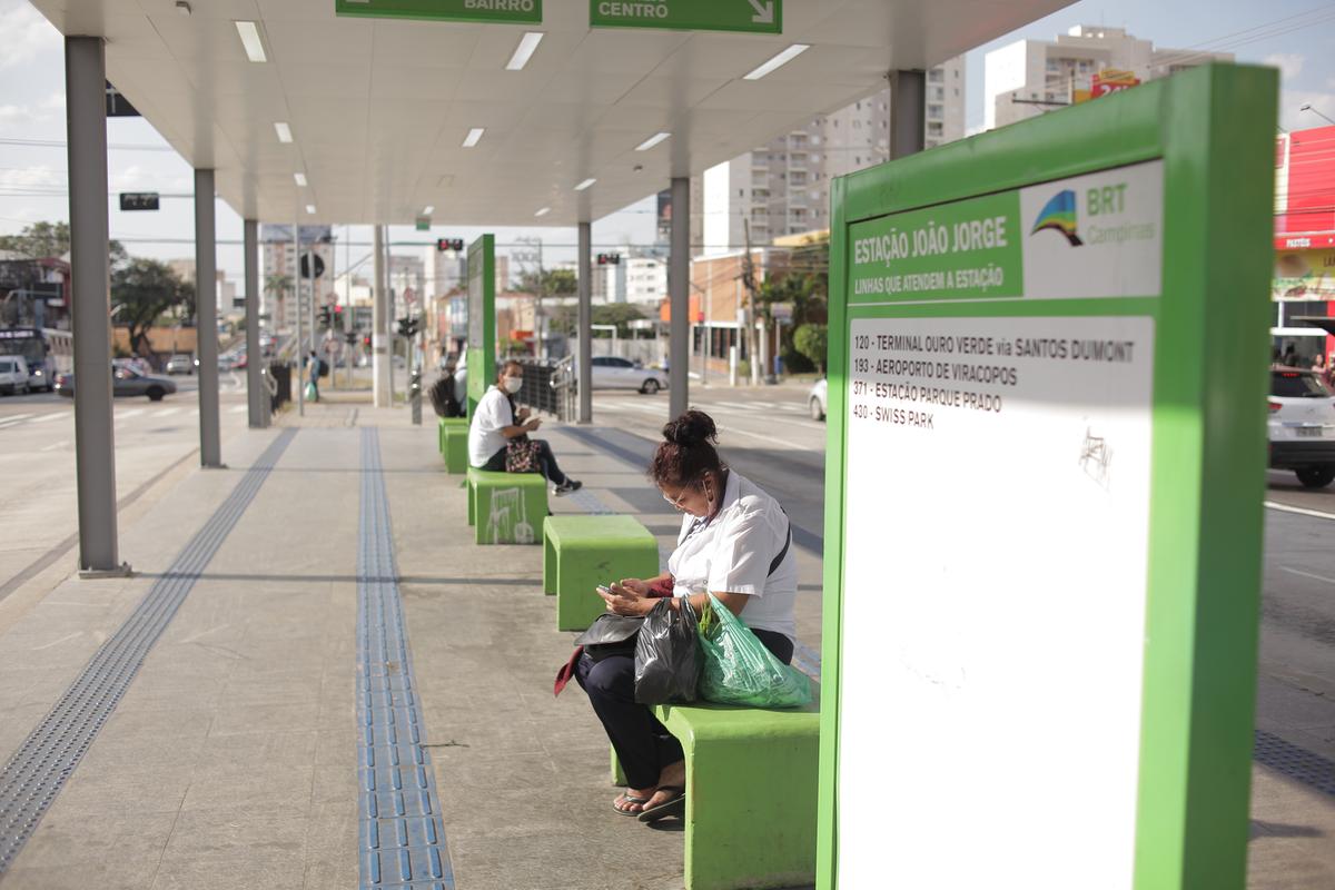 Usuários aguardam ônibus na Estação João Jorge do BRT: veículos serão identificados com novas cores e mais da metade das linhas sofrerá alterações nos itinerários percorridos (Kamá Ribeiro)