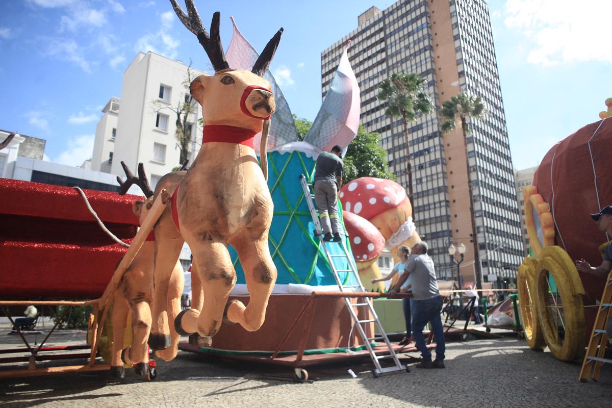 Montagem das alegorias de Natal no Largo do Rosário, no Centro (Kamá Ribeiro)