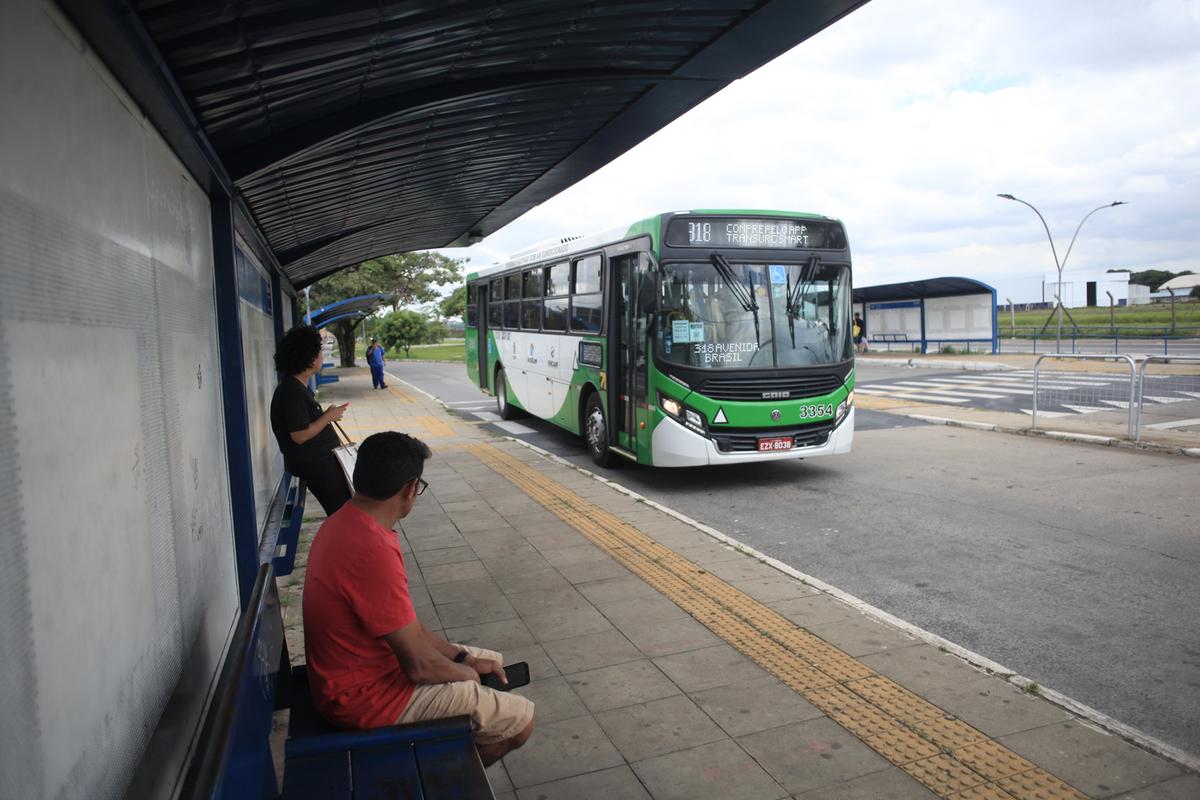 Passageiros aguardam ônibus na região dos Amarais: área tem alta demanda de usuários de transporte coletivo e comporta a construção de um terminal (Kamá Ribeiro)