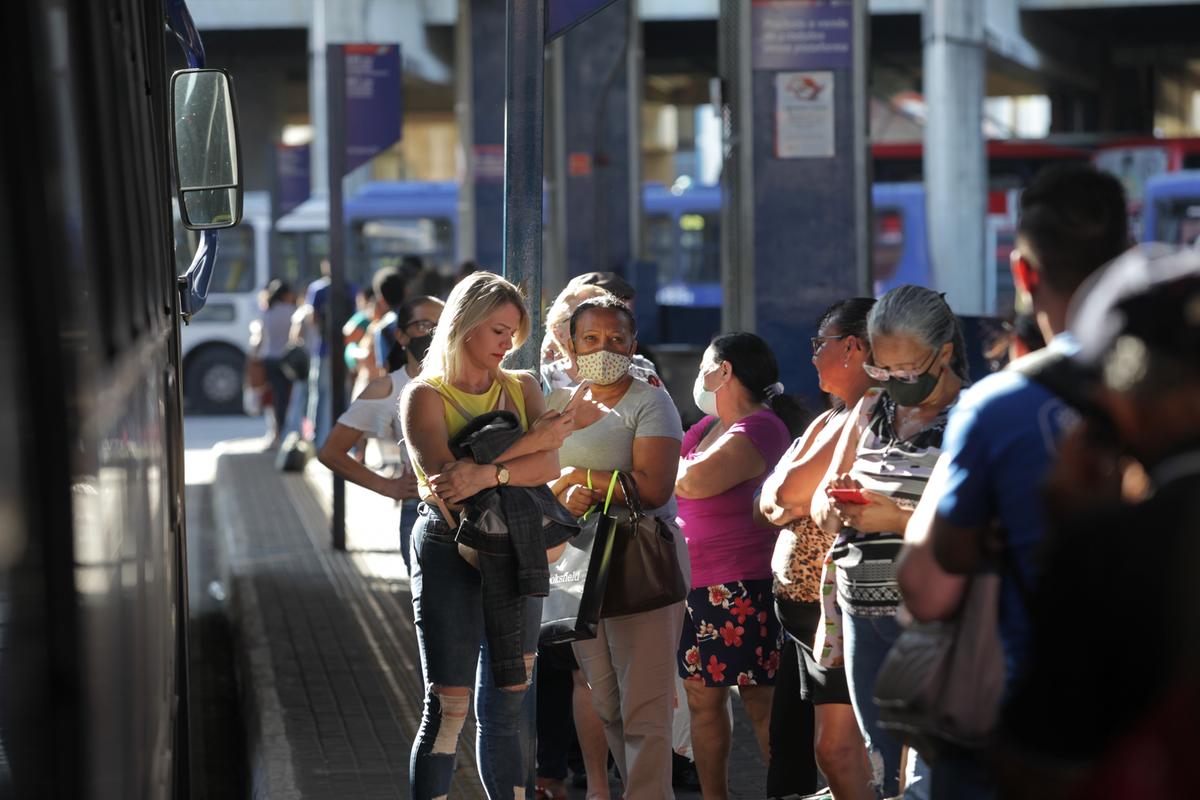 Usuários aguardam ônibus da EMTU no Terminal Metropolitano Prefeito Magalhães Teixeira, em Campinas: a partir de hoje, o uso de máscaras nos coletivos será obrigatório (Rodrigo Zanotto)