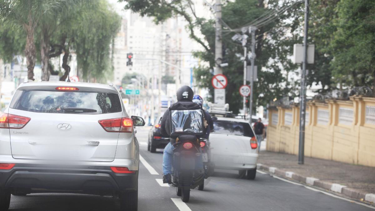 Presença de entregadores nas ruas é algo corriqueiro e, dificilmente, chama a atenção de alguém, por isso, os bandidos se ‘fantasiam’ para cometer crimes (Kamá Ribeiro)