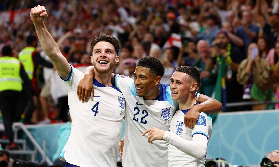 English Team triunfa por 3 a 0 para avançar como primeiro do Grupo B (Reuters/ Paul Childs)