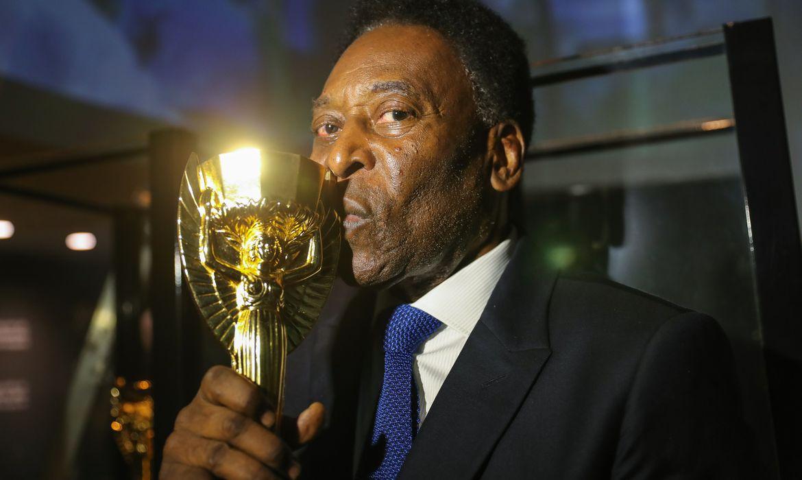 Pelé iniciou tratamento contra um tumor no cólon em 2021 e precisa ir ao hospital com certa frequência para dar seguimento ao atendimento dos médicos (Ricardo Stuckert/ CBF)