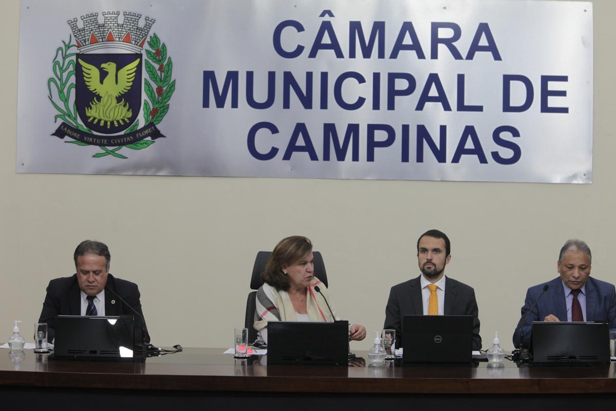 A presidente da Câmara, Debora Palermo, durante sessão: esforço para “recuperar ” a imagem desgastada do Legislativo com suposto caso de propina (Rodrigo Zanotto)