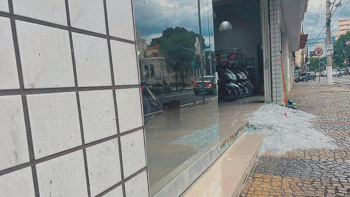 Porta da entrada do comércio ficou estilhaçada: ação do suspeito foi testemunhada por funcionários de um posto de combustível próximo (Divulgação)