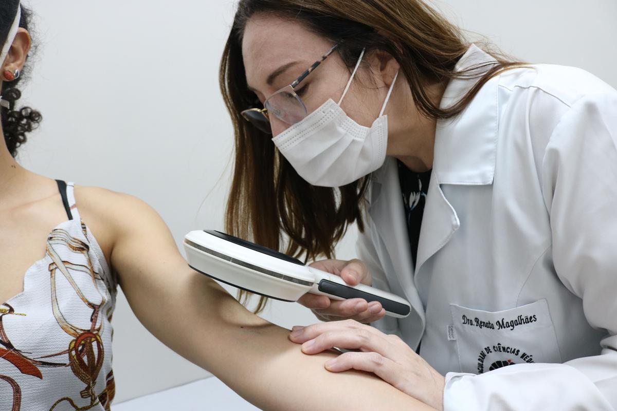 Profissional de saúde usa equipamento para avaliar manchas e pintas: pessoas com lesões que crescem e sangram espontaneamente ou não cicatrizam devem procurar um especialista (Caios Lucilius)