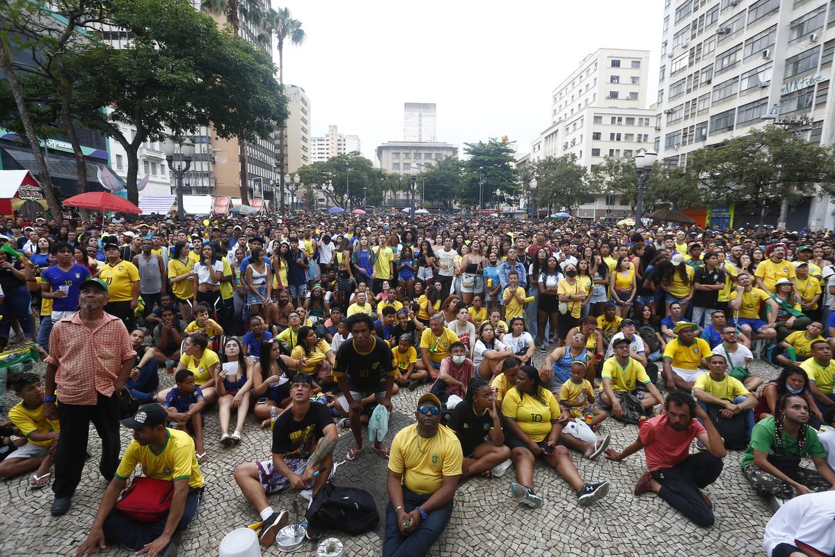 Oito mil pessoas lotaram o Largo do Rosário na tarde de sexta-feira para ver o Brasil jogar contra Camarões (Gustavo Tilio)