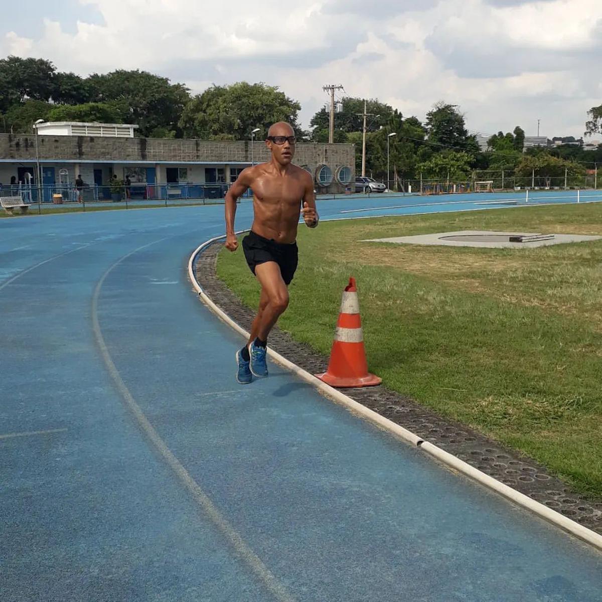 O roteiro de Robson Barbosa começou a mudar há dois anos .Especialista nas provas de 1.500 metros e de 5.000, Robson Barbosa passou a competir na categoria T12, que concede opção de utilizar um atleta guia e com apoio (Divulgação)