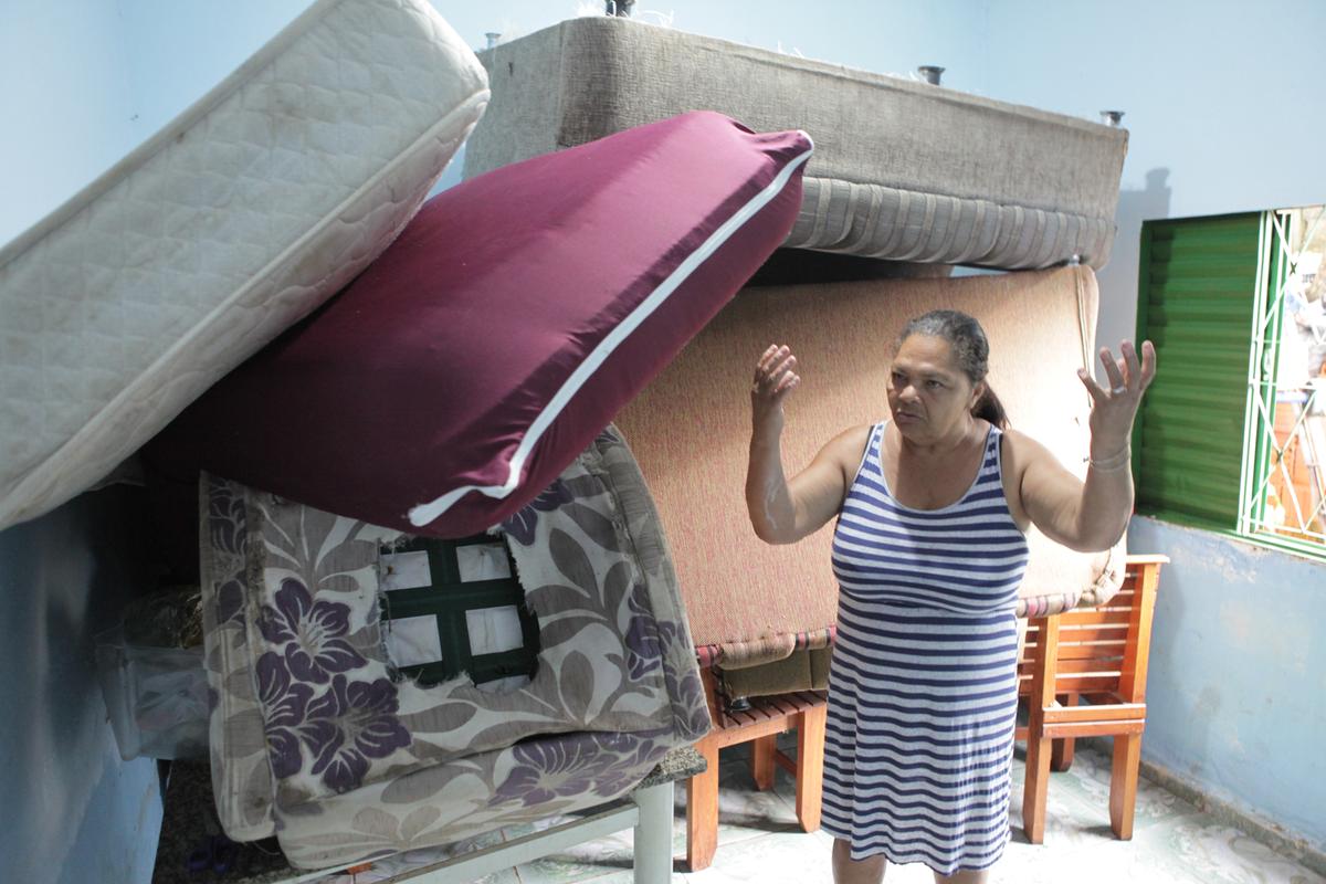 Alira Gomes Ramos, moradora do Jardim São Marcos, perdeu quase todos os seus móveis durante o temporal que inundou a sua casa (Rodrigo Zanotto)