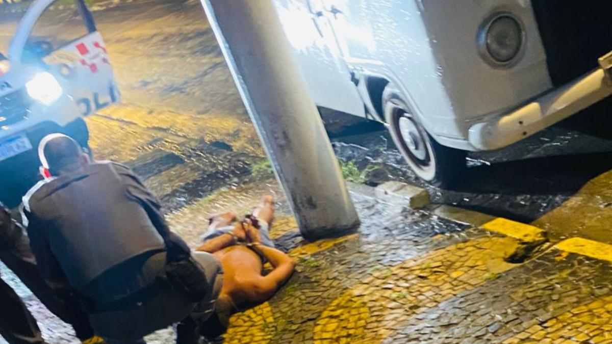 Policiais no momento da prisão de um dos assaltantes, que roubou uma kombi de um DJ para fugir de um outro assalto cometido minutos antes (Divulgação)