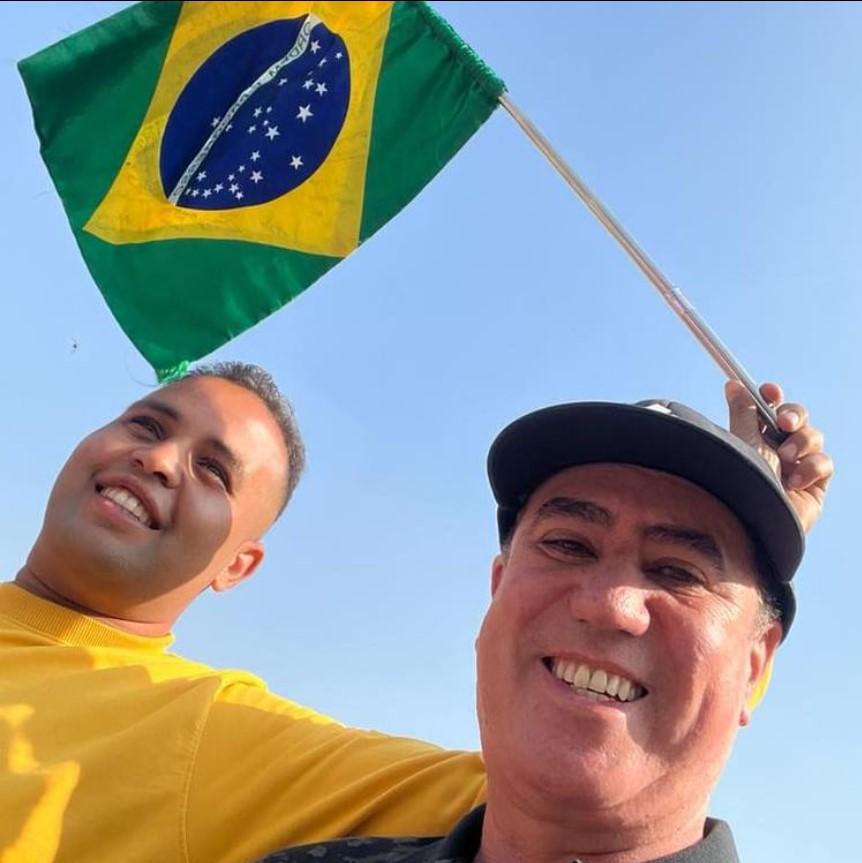 No Egito, Jonas Donizette torce para a seleção (Reprodução/ Instagram)