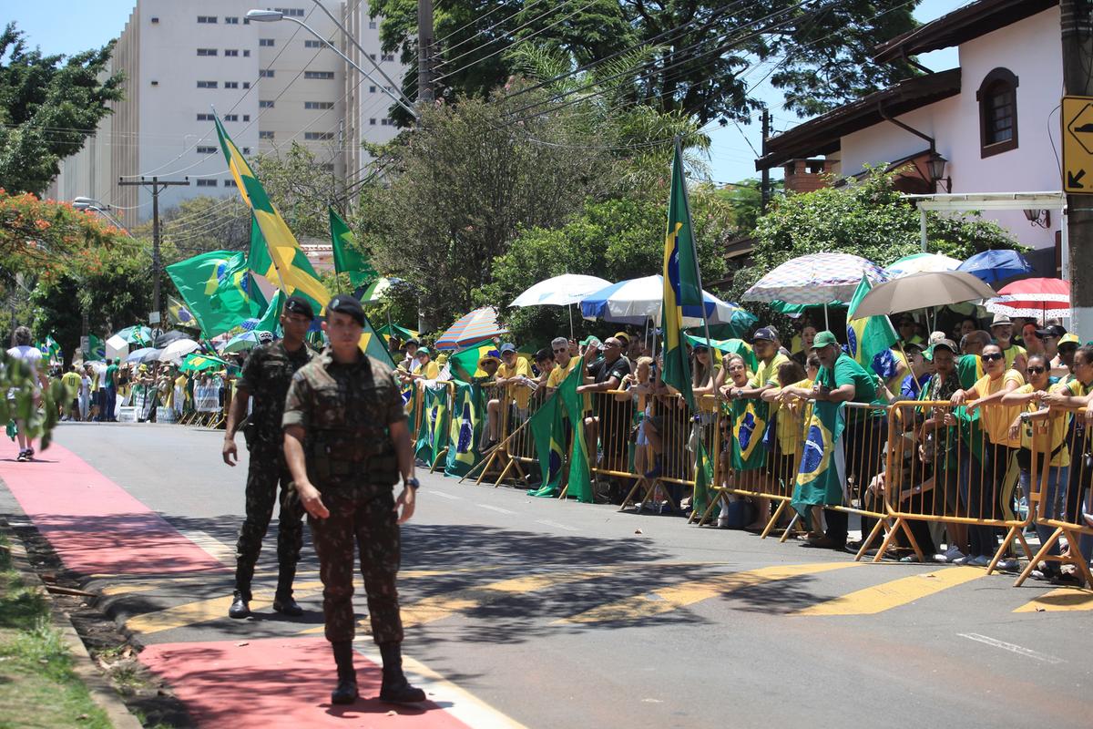Comando da EsPCEx instala barreiras físicas diante da unidade para afastar bolsonaristas que pedem intervenção militar no país: medida foi adotada para garantir cerimônia de formatura dos cadetes (Kamá Ribeiro)
