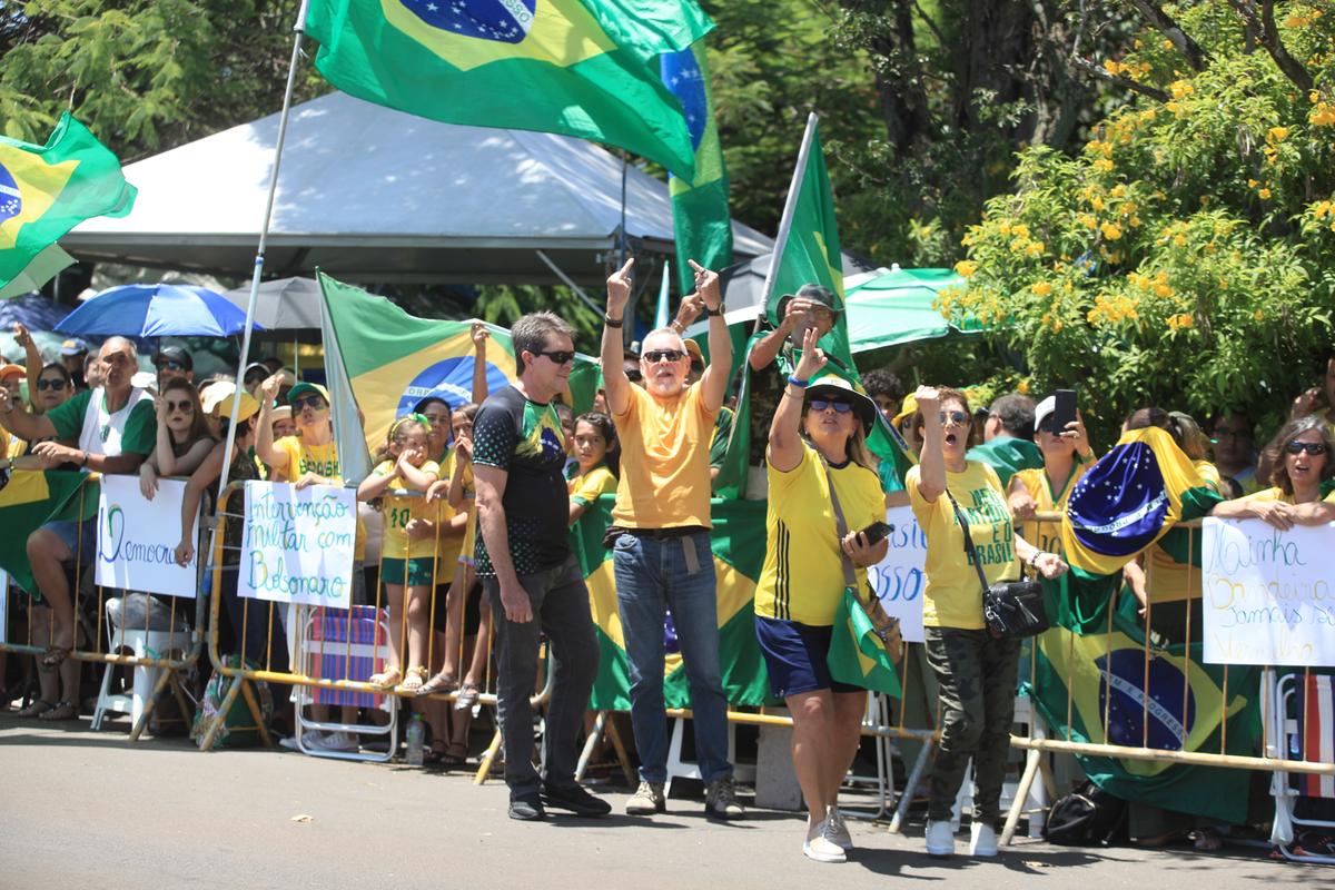 Exaltados, bolsonaristas ofenderam os repórteres do Correio Popular, que estavam no local apenas para cumprir a missão de informar a sociedade (Kamá Ribeiro)