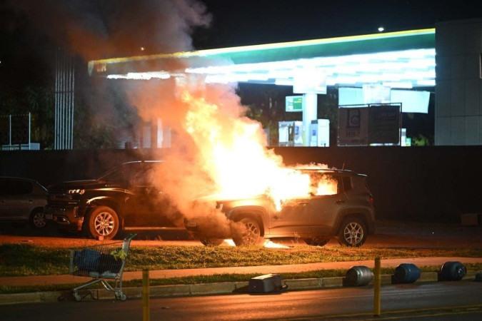 Bolsonaristas queimaram ônibus e carros na noite desta segunda (AFP)