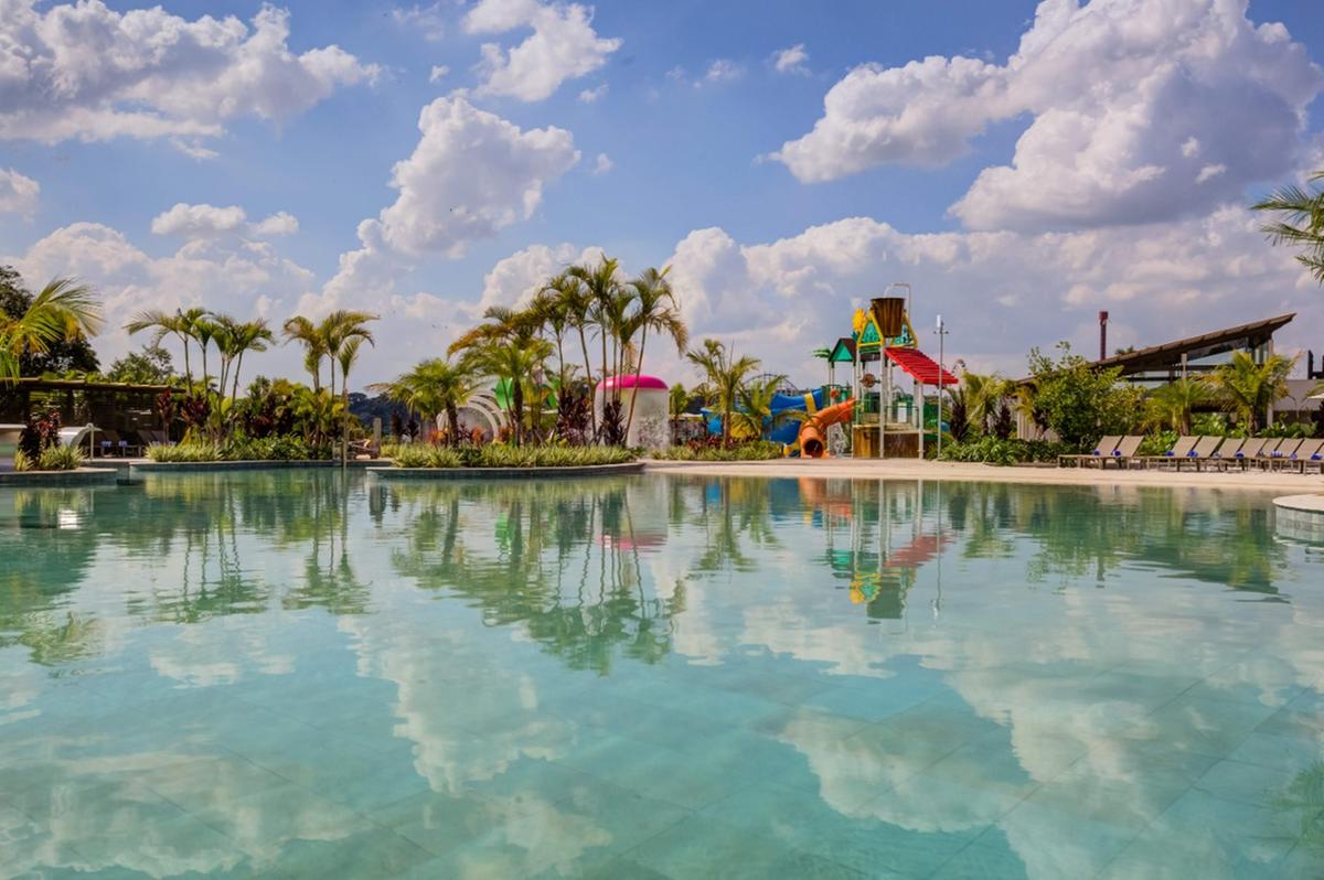 Entre as atrações do empreendimento estão três piscinas climatizadas e um parque aquático com praia artificial (Divulgação)