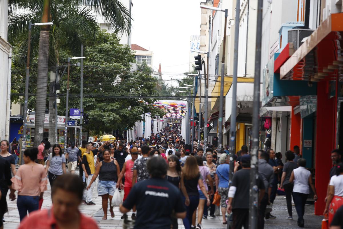 Movimento intenso no calçadão da Rua 13 de Maio, no Centro de Campinas: promoções de Natal e revitalização da rua, com a implantação de teto colorido, estimulam as vendas (Gustavo Tilio)