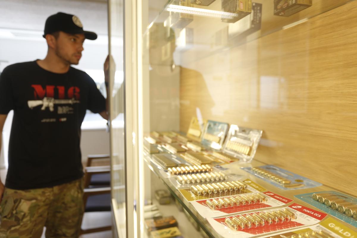 Funcionário verifica vitrine de lojas de armas: uso de armamentos foi flexibilizado por decreto assinado pelo presidente Jair Bolsonaro em maio de 2019 (Gustavo Tilio)