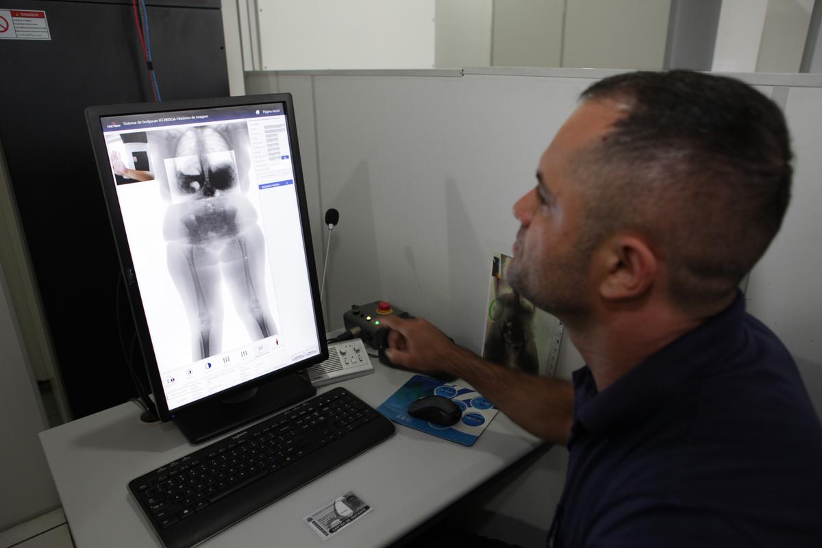 Diretor de segurança e disciplina do CDP Campinas, Autair Carneiro Lima, mostra imagem obtida no exame realizado pelo scanner corporal (Rodrigo Zanotto)