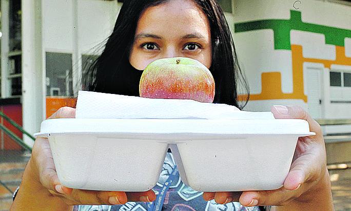 Aluna da Unicamp que faz as duas refeições no RU: medo do vírus (Ricardo Lima/ Correio Popular)