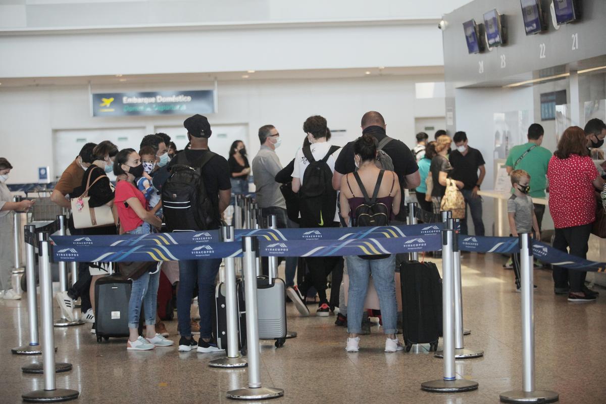 Passageiros fazem check-in em Viracopos: Justiça determina que 90% da categoria esteja em atividade (Kamá Ribeiro)