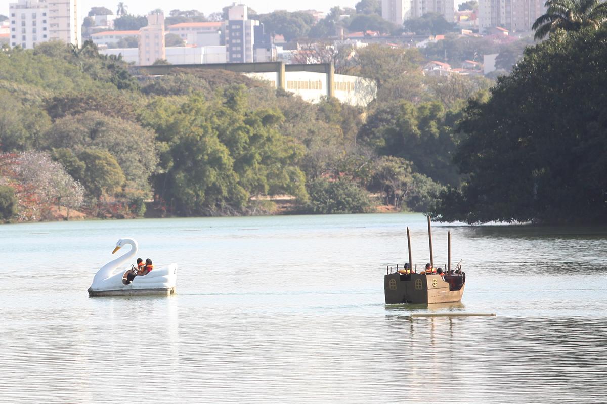 Pedalinhos singram na Lagoa do Taquaral, tendo ao fundo o Ginásio Municipal de esportes: espaços públicos para lazer e entretenimento contribuem para a qualidade de vida (Kamá Ribeiro)