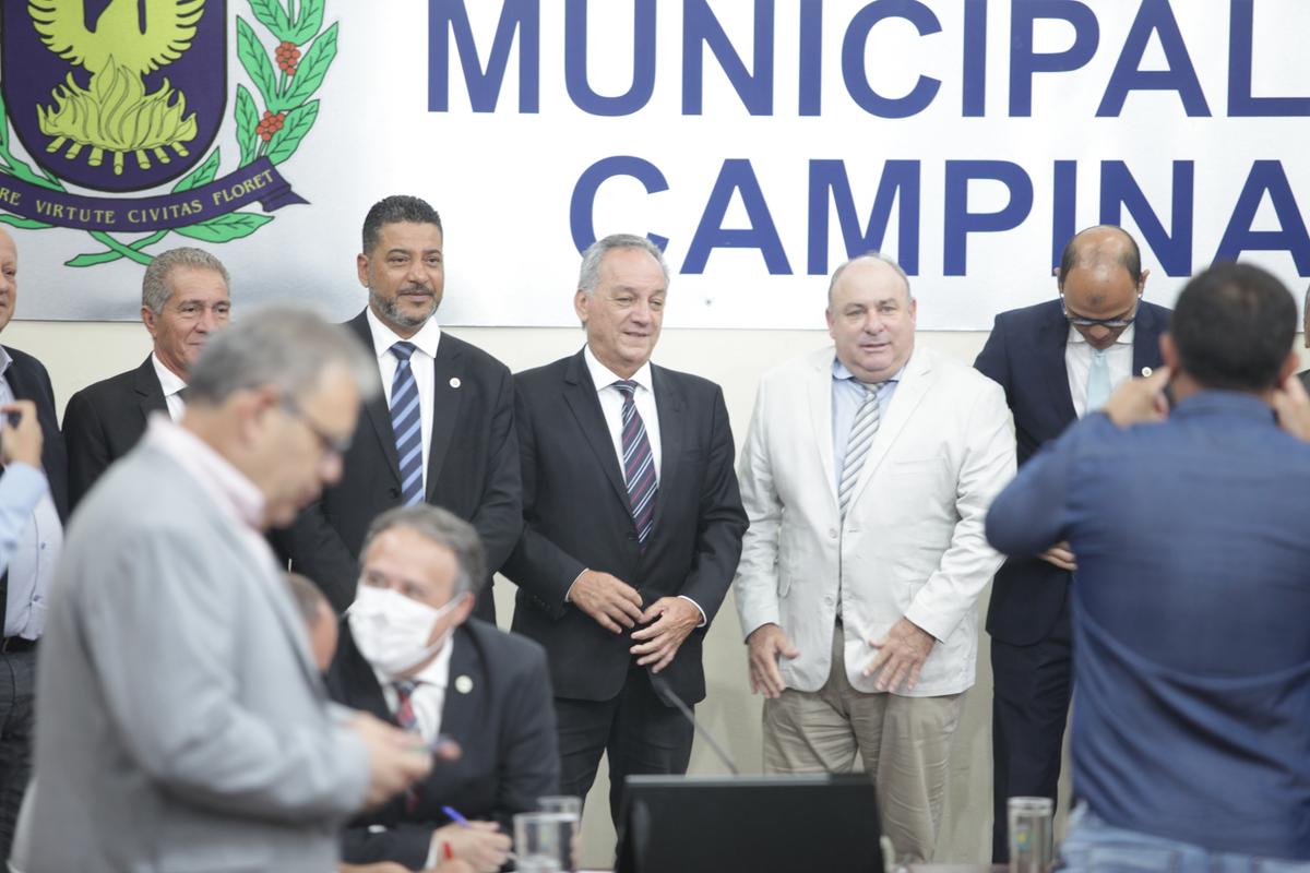 Após ser eleito presidente por ampla maioria, Luiz Carlos Rossini (centro) posa para foto junto a outros integrantes da nova Mesa Diretora da Câmara: vereador terá a difícil missão de resgatar a abalada imagem do Legislativo (Rodrigo Zanotto)