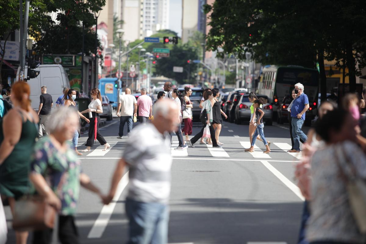 Pedestres atravessam avenida no Centro de Campinas: segundo o Infosiga, os meses com maior número de mortes no trânsito em 2022 foram janeiro, março, junho e setembro (Rodrigo Zanotto)