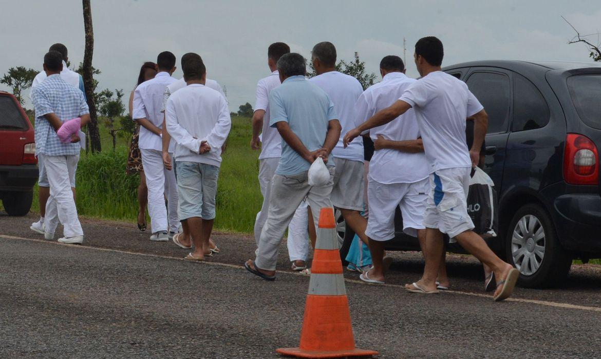 Reeducandos deixam presídio durante uma ‘saidinha’: liberação é prevista em lei e depende de alguns requisitos (Agência Brasil)