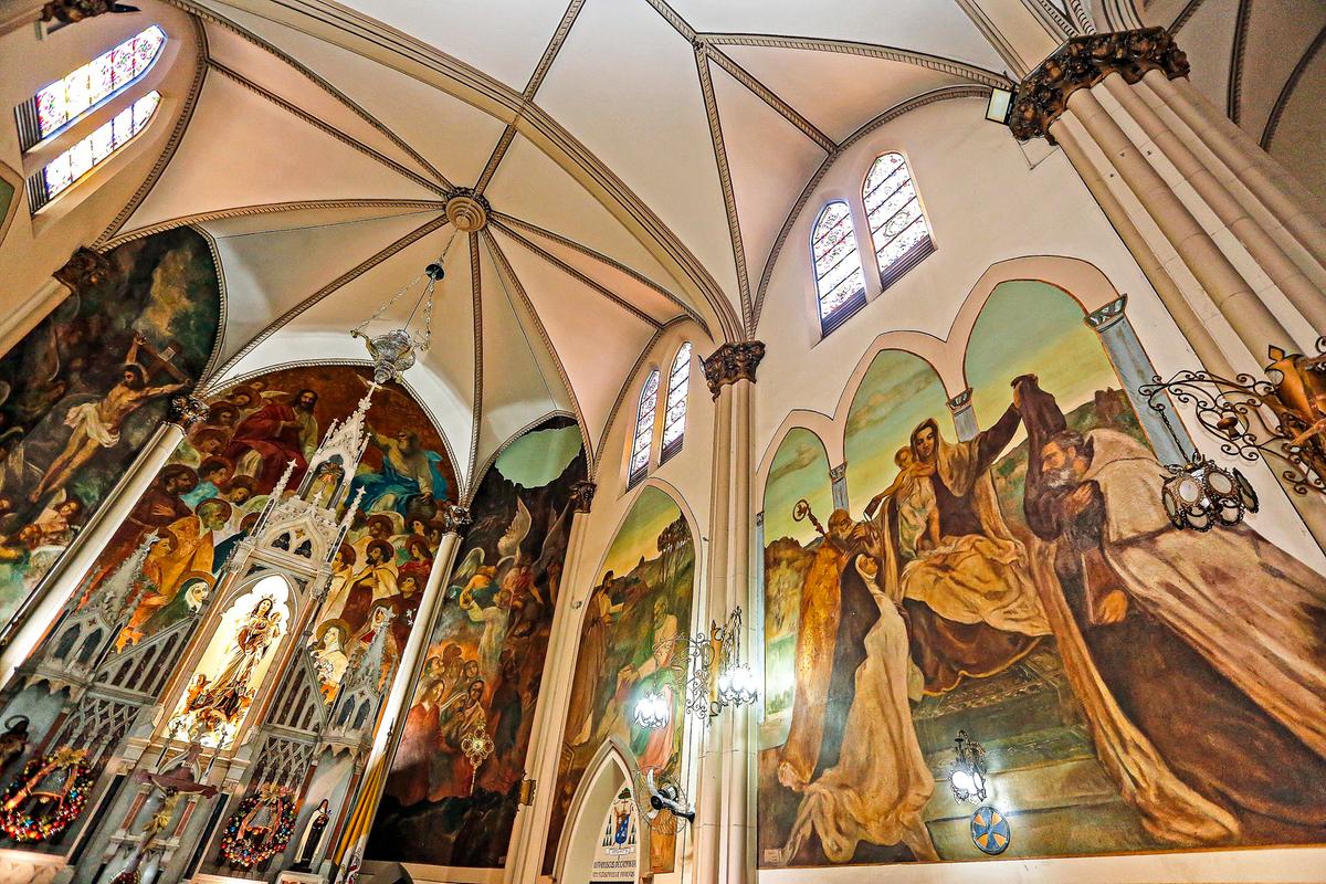 Na Basílica do Carmo - a única igreja em estilo gótico - as pinturas nas paredes laterais estão entre as artes mais admiradas (Gustavo Tilio)