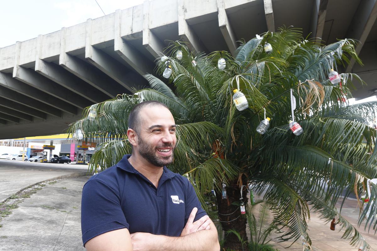 Felipe Cunha aproveitou a hora do almoço para ver a “árvore sensação” (Gustavo Tilio)