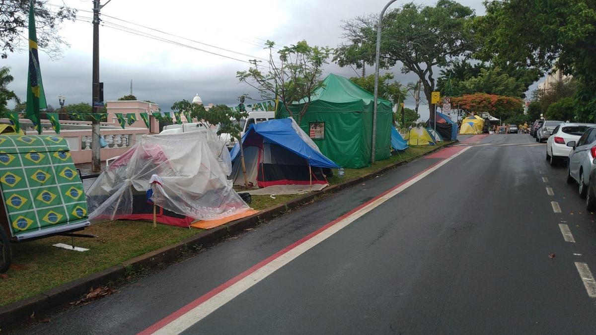 Barracas se mantêm armadas em frente à Escola Preparatória de Cadetes (Divulgação)
