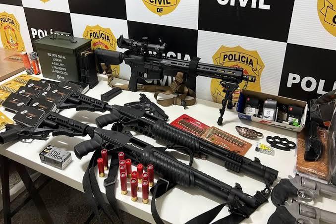 Foram apreendidas duas espingardas, um fuzil, dois revólveres, três pistolas, centenas de munições, uniformes camuflados e outras cinco emulsões explosivas (Divulgação)